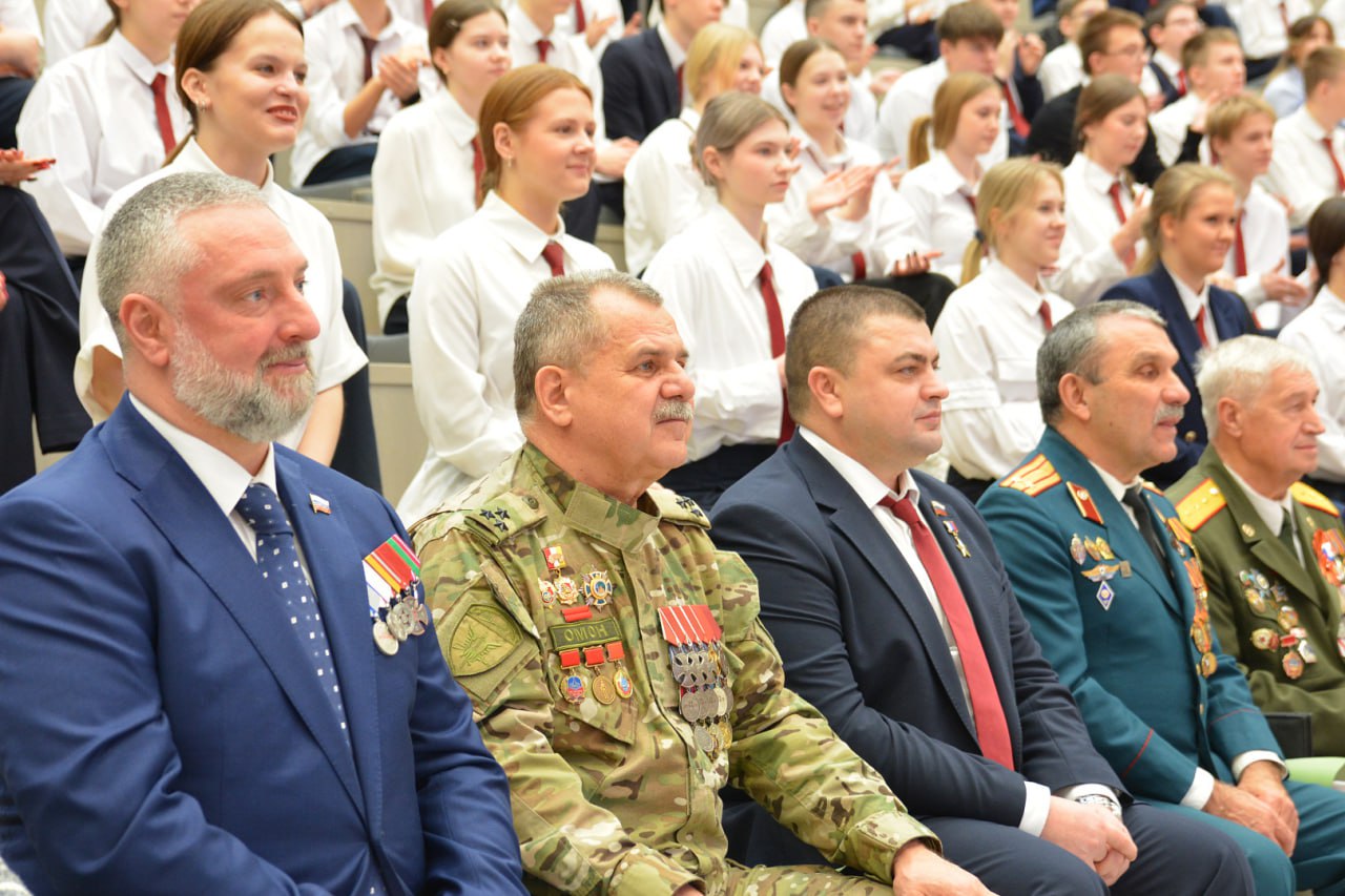 Герои среди нас. В воронежской Мега-школе состоялось масштабное празднование Дня героев Отечества Герои среди нас. В воронежской Мега-школе состоялось масштабное празднование Дня героев Отечества