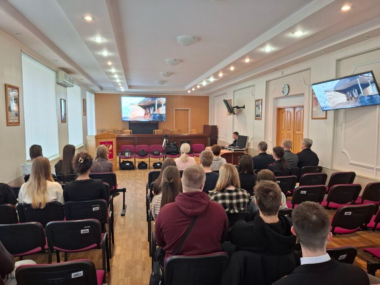 Юго-Восточное линейное управление МВД России на транспорте организовало День открытых дверей для студентов Российского государственного университета правосудия им В.М. Лебедева г. Воронеж