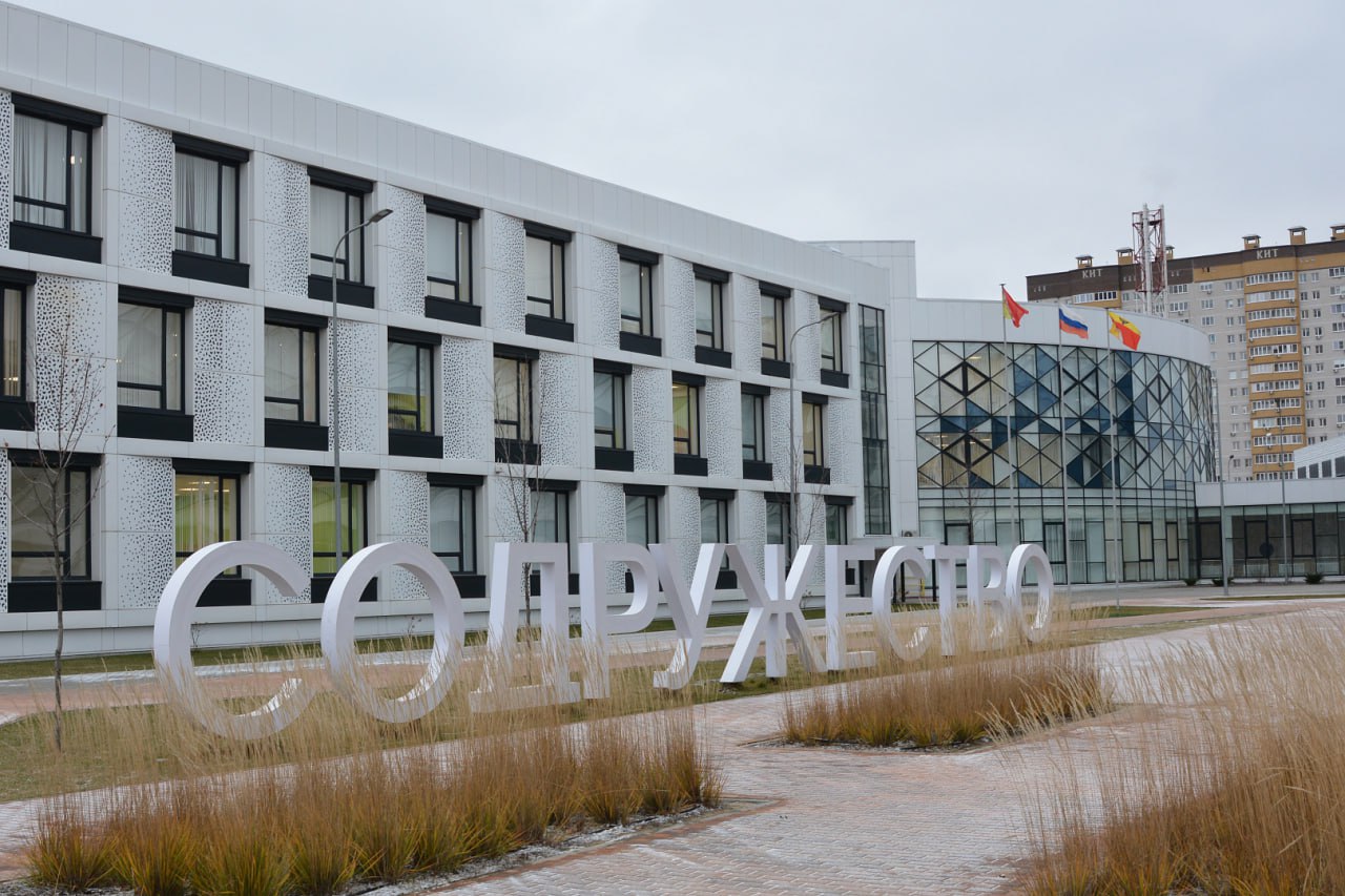 Герои среди нас. В воронежской Мега-школе состоялось масштабное празднование Дня героев Отечества Герои среди нас. В воронежской Мега-школе состоялось масштабное празднование Дня героев Отечества