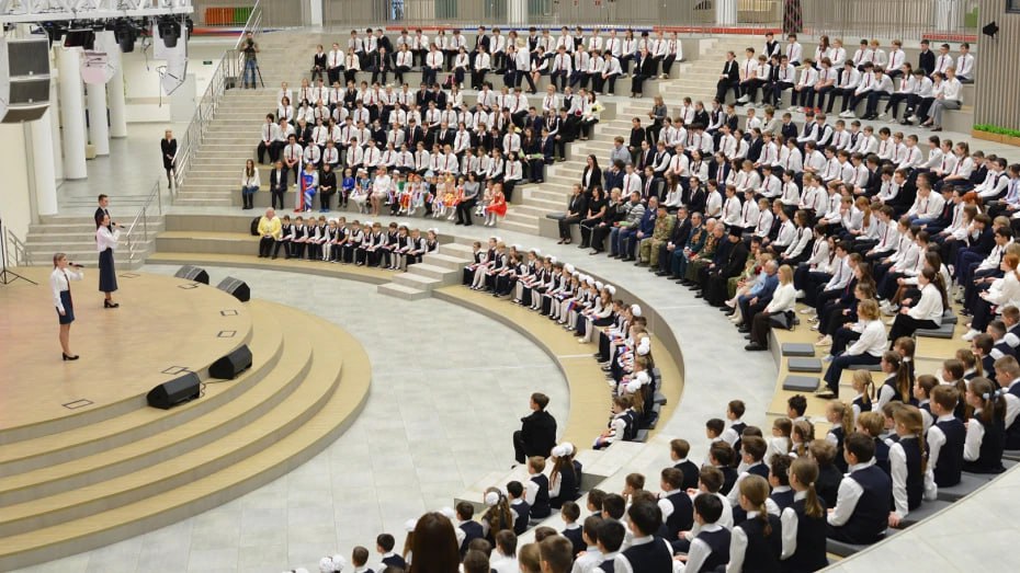 В воронежской мегашколе прошел праздничный концерт ко Дню Героев Отечества