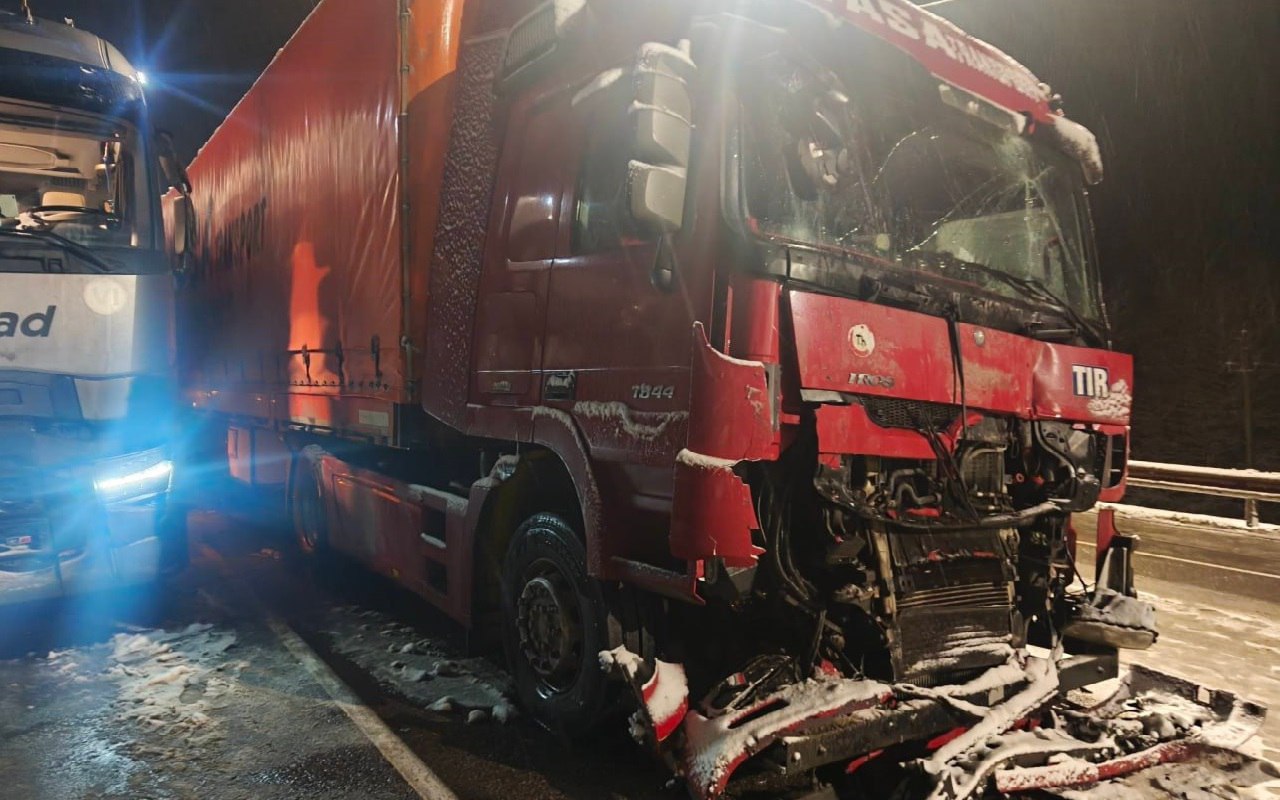 В массовом ДТП с участием 5 большегрузов погиб один из водителей - 50-летний мужчина