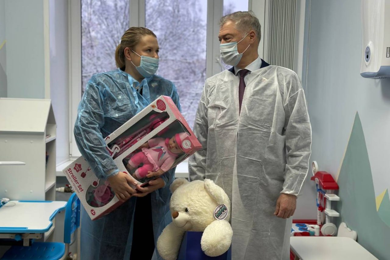 Депутаты областной Думы передали подарки маленьким пациентам кардиохирургического отделения Депутаты областной Думы передали подарки маленьким пациентам кардиохирургического отделения