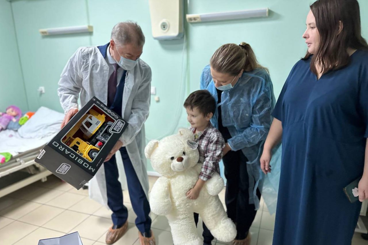 Депутаты областной Думы передали подарки маленьким пациентам кардиохирургического отделения
