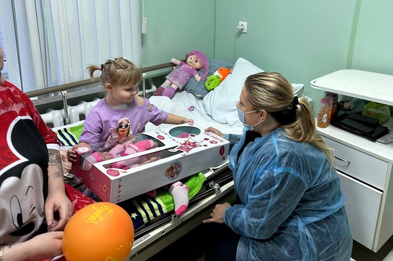 Депутаты областной Думы передали подарки маленьким пациентам кардиохирургического отделения Депутаты областной Думы передали подарки маленьким пациентам кардиохирургического отделения