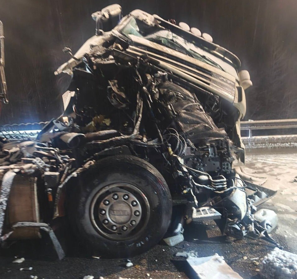 В массовом ДТП с участием 5 большегрузов погиб один из водителей - 50-летний мужчина В массовом ДТП с участием 5 большегрузов погиб один из водителей - 50-летний мужчина