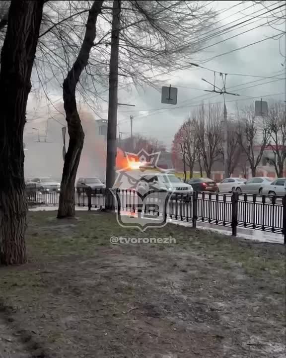 На улице 45-й Стрелковой Дивизии загорелись провода у троллейбуса