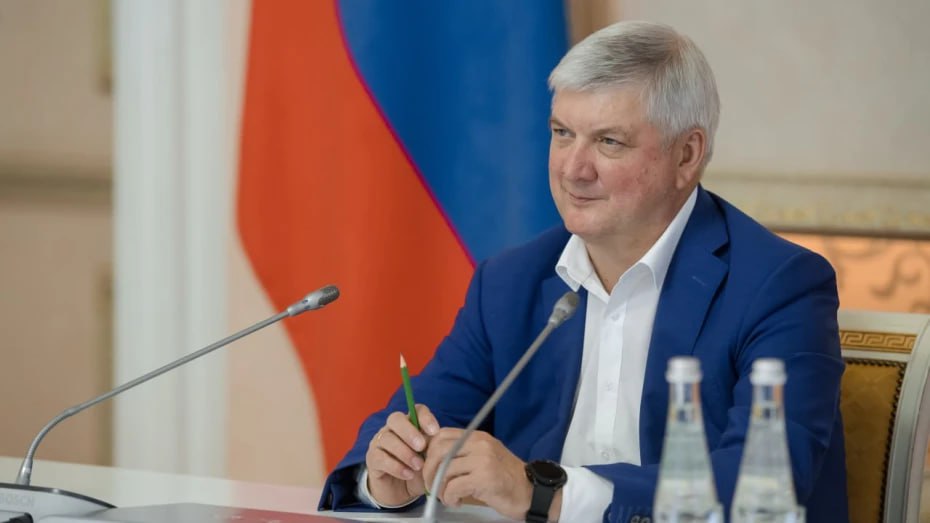 Губернатор Александр Гусев и председатель облдумы Юрий Матузов поздравили жителей региона с Днем Конституции