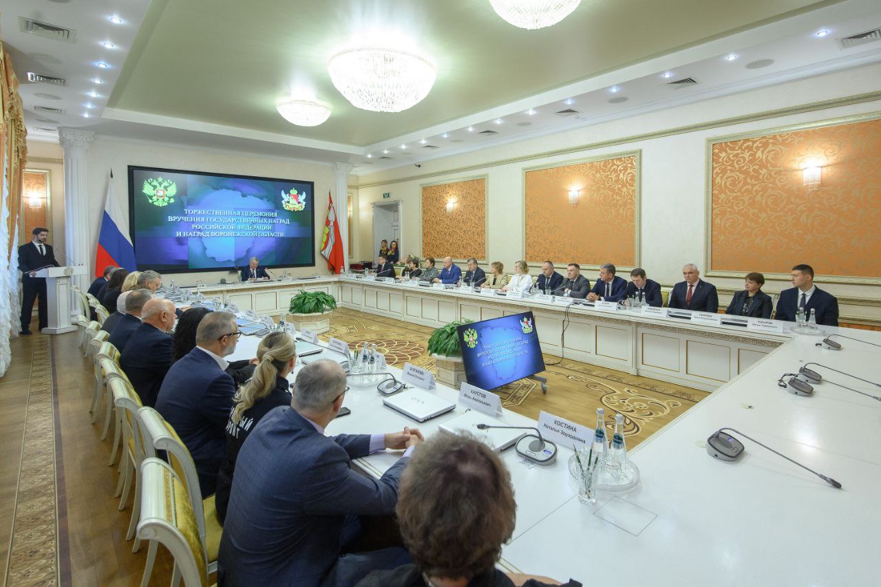 12 декабря, в День Конституции, Губернатор Александр Гусев принял участие в торжественной церемонии вручения наград Российской Федерации и наград Воронежской области