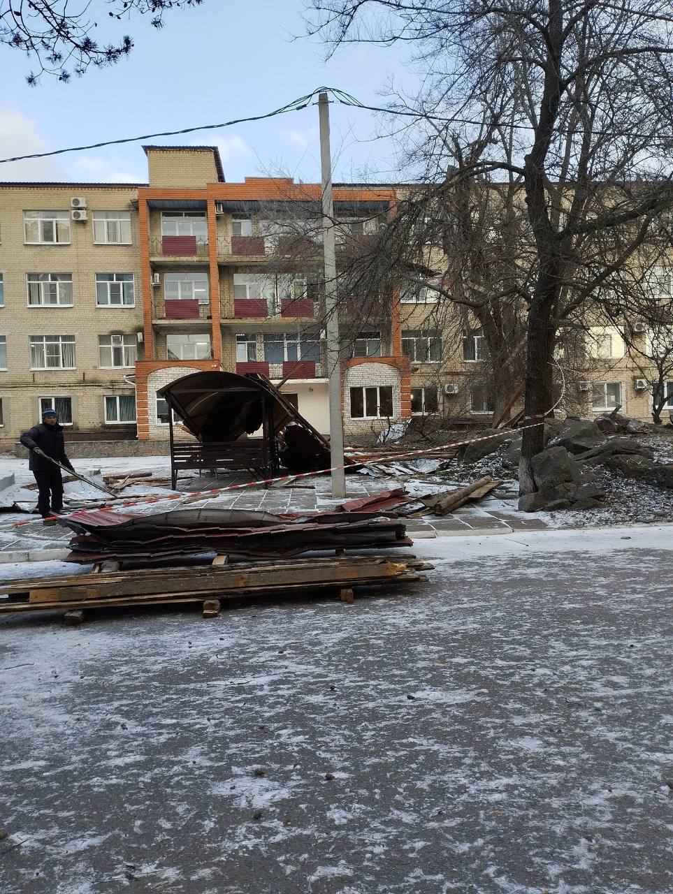В Бутурлиновке ветер повалил новогоднюю елку В Бутурлиновке ветер повалил новогоднюю елку