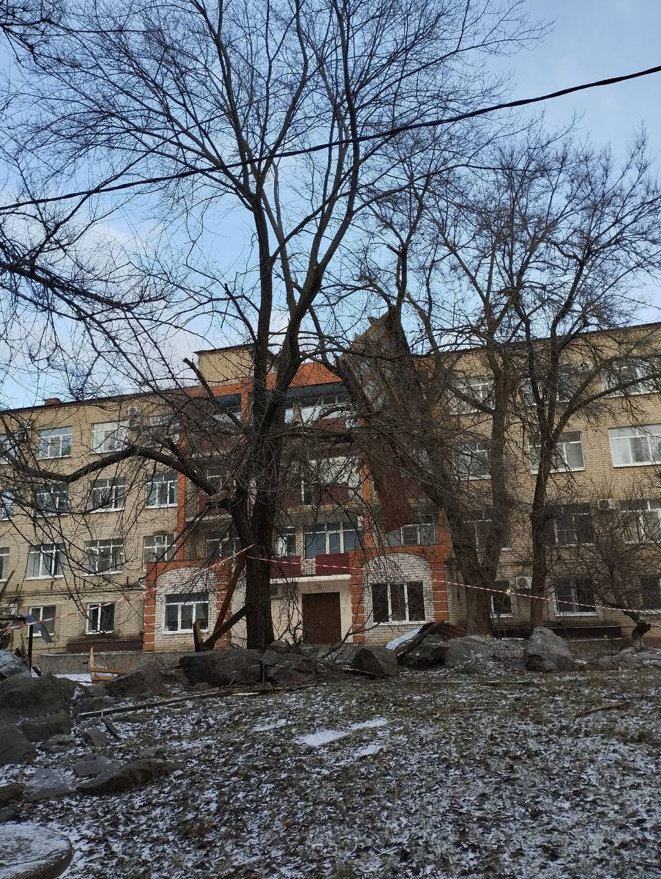 В Бутурлиновке ветер повалил новогоднюю елку В Бутурлиновке ветер повалил новогоднюю елку