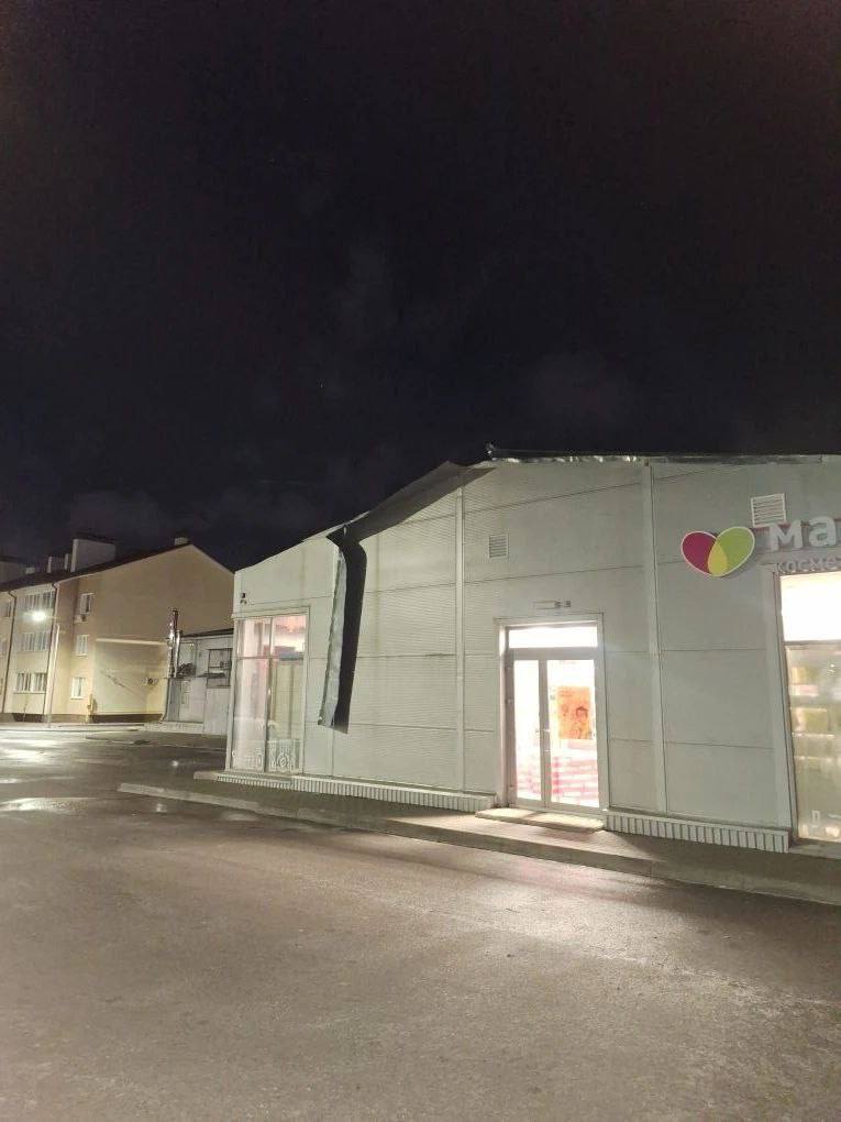 В Бутурлиновке ветер повалил новогоднюю елку В Бутурлиновке ветер повалил новогоднюю елку