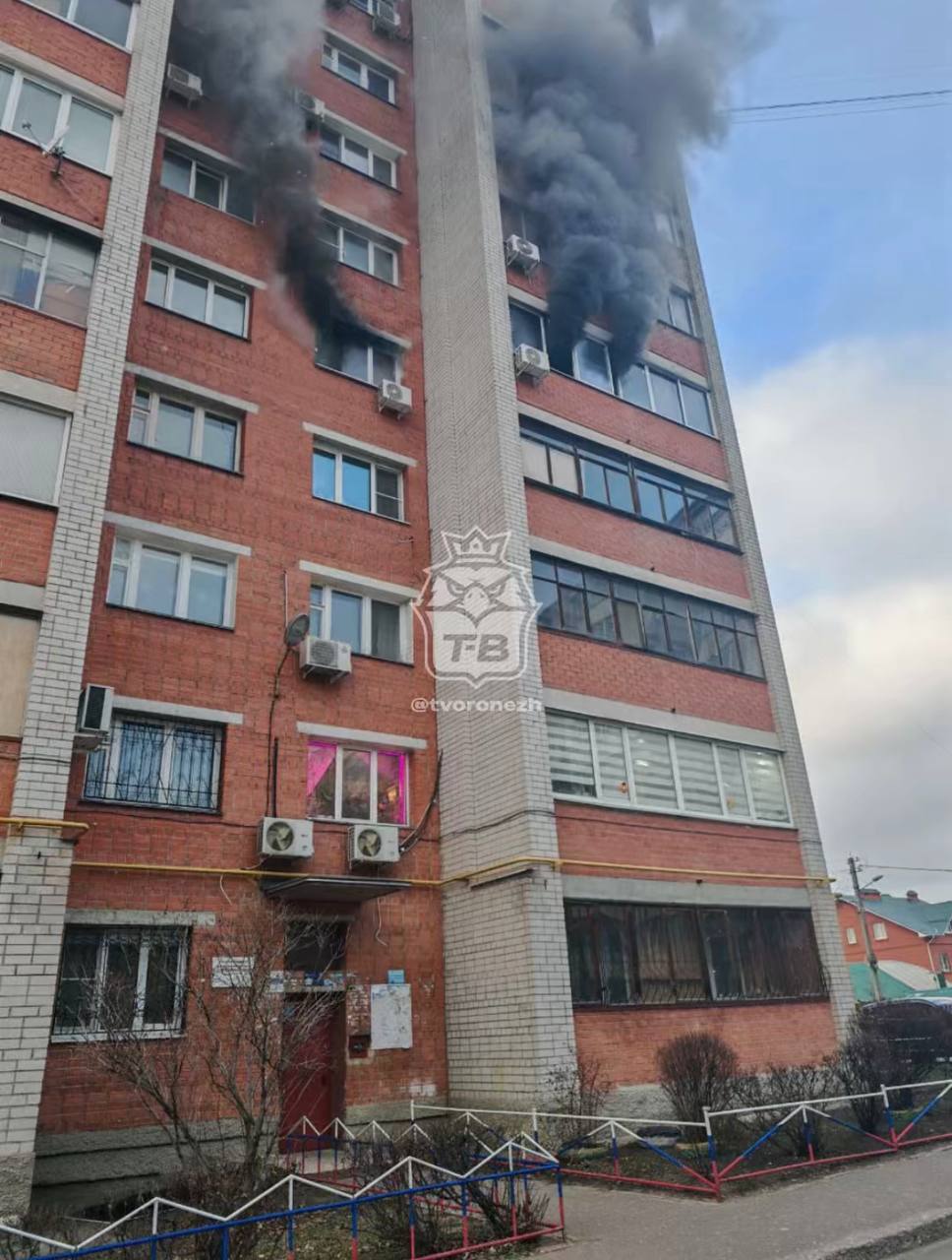 Квартира загорелась на 5 этаже воронежской многоэтажки