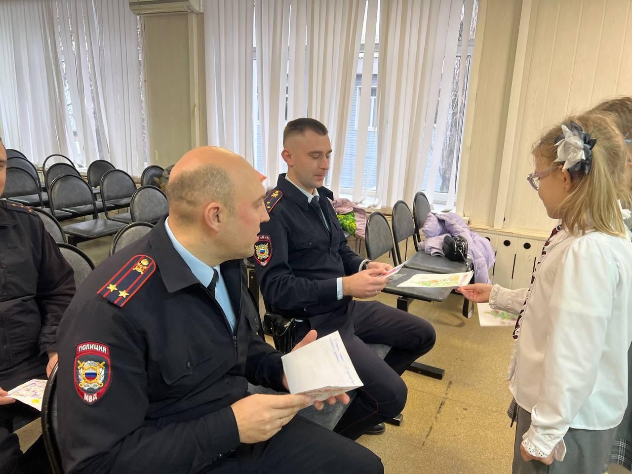 В преддверии новогодних праздников учащиеся гимназии им. И.А. Бунина, активисты Российского движения детей и молодежи «Движение первых», посетили ОП № 5 в Воронеже В преддверии новогодних праздников учащиеся гимназии им. И.А. Бунина, активисты Российского движения детей и молодежи «Движение первых», посетили ОП № 5 в Воронеже