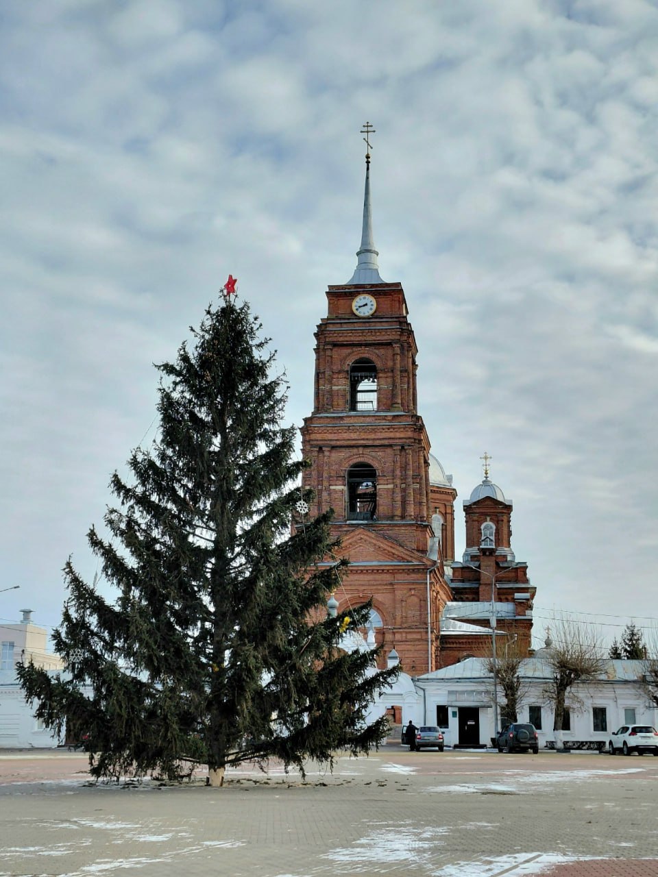 В Бутурлиновке главный символ Нового года вернули на площадь Воли В Бутурлиновке главный символ Нового года вернули на площадь Воли