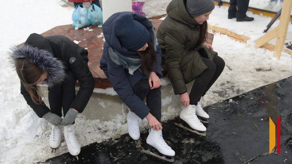 На Адмиралтейской площади открылся каток