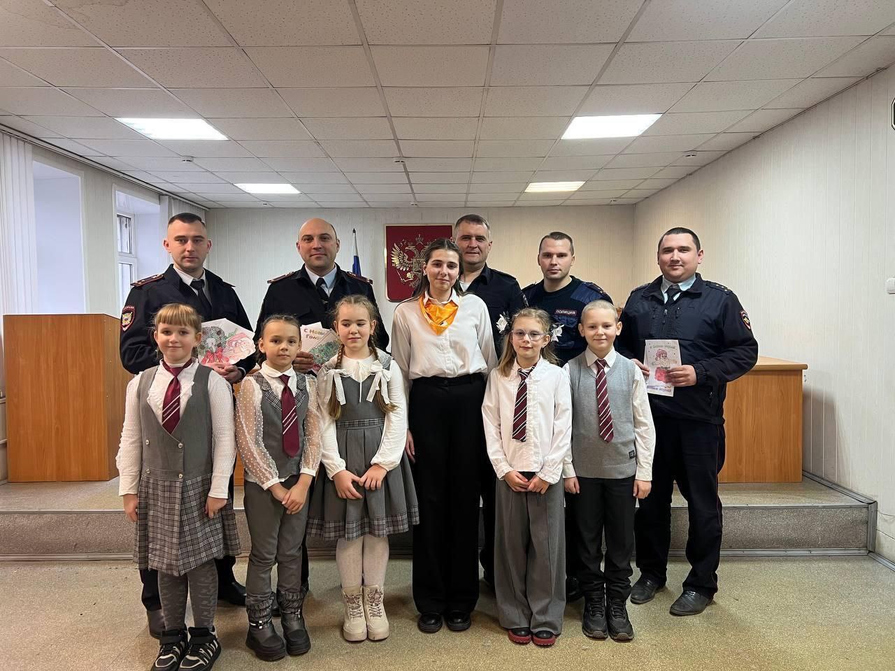 В преддверии новогодних праздников учащиеся гимназии им. И.А. Бунина, активисты Российского движения детей и молодежи «Движение первых», посетили ОП № 5 в Воронеже В преддверии новогодних праздников учащиеся гимназии им. И.А. Бунина, активисты Российского движения детей и молодежи «Движение первых», посетили ОП № 5 в Воронеже