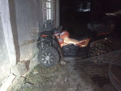 Сотрудники Госавтоинспекции устанавливают обстоятельства опрокидывания транспортного средства в Подгоренском районе