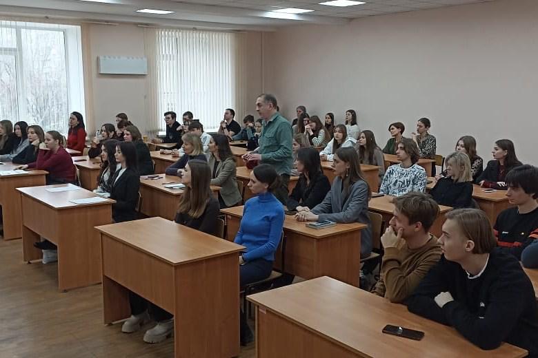 Депутат Воронежской гордумы презентовал в Луганском педуниверситете новое издание романа Фадеева «Молодая Гвардия» Депутат Воронежской гордумы презентовал в Луганском педуниверситете новое издание романа Фадеева «Молодая Гвардия»