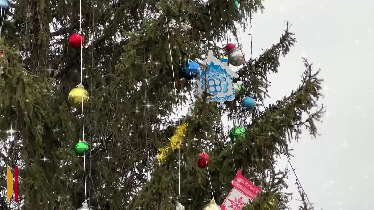 В Бутурлиновке нарядили народную елку