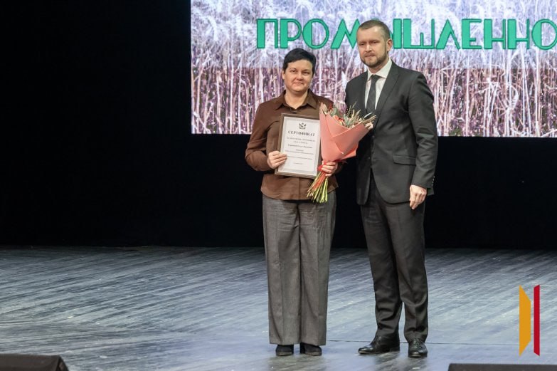 Лучшим сельхозработникам Воронежской области вручили сертификаты на автомобили Лучшим сельхозработникам Воронежской области вручили сертификаты на автомобили