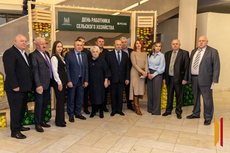 Лучшим сельхозработникам Воронежской области вручили сертификаты на автомобили Лучшим сельхозработникам Воронежской области вручили сертификаты на автомобили
