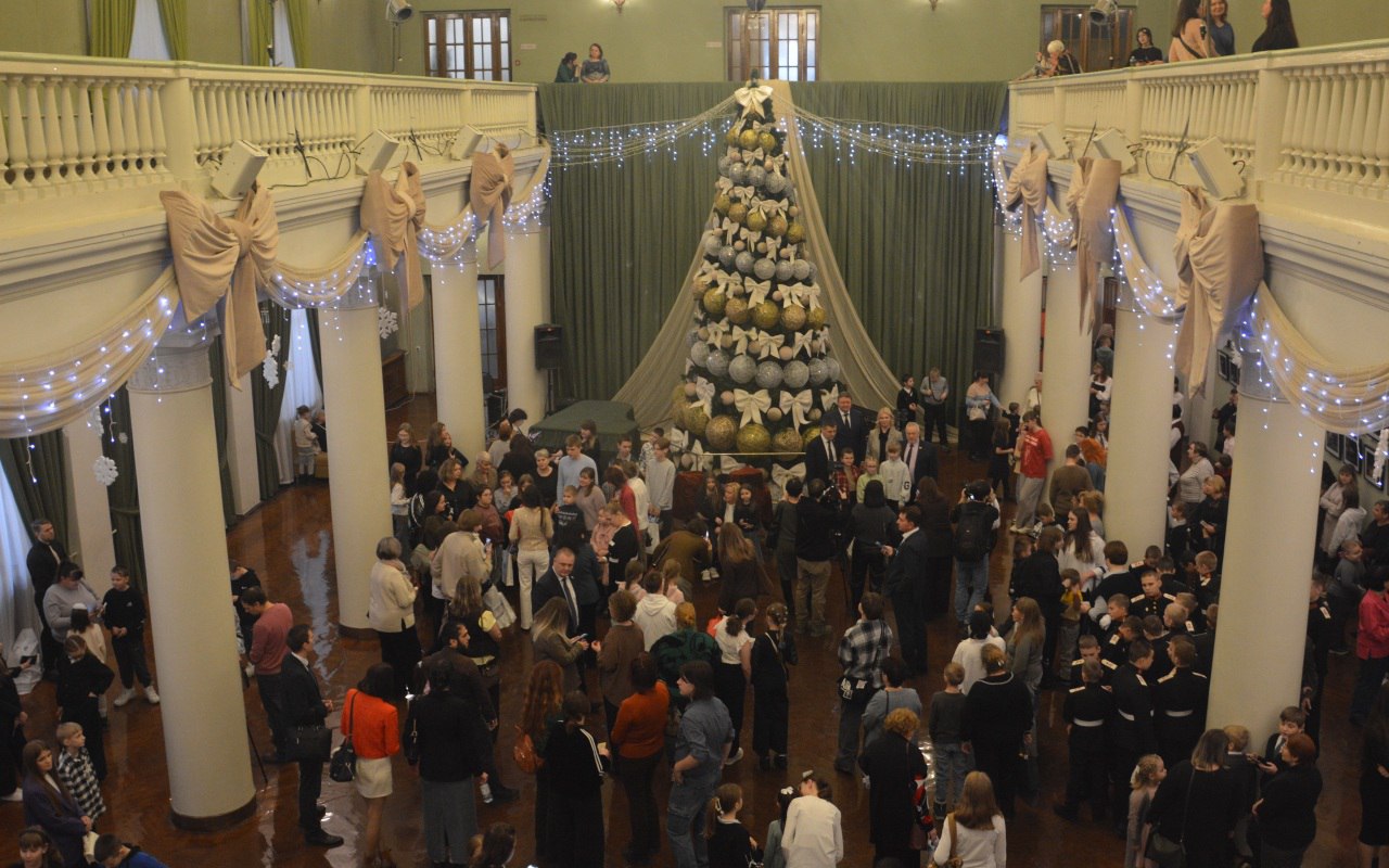 В преддверии Нового года в Воронежском театре оперы и балета прошла благотворительная акция «Елка добра» В преддверии Нового года в Воронежском театре оперы и балета прошла благотворительная акция «Елка добра»