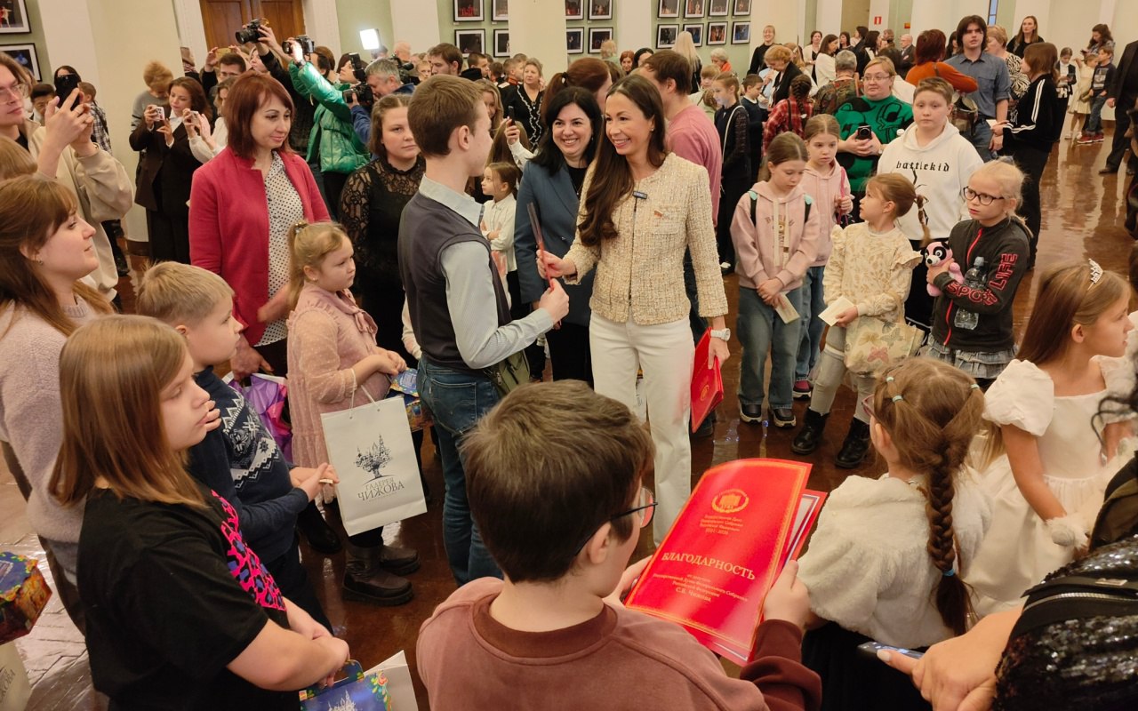 В преддверии Нового года в Воронежском театре оперы и балета прошла благотворительная акция «Елка добра» В преддверии Нового года в Воронежском театре оперы и балета прошла благотворительная акция «Елка добра»