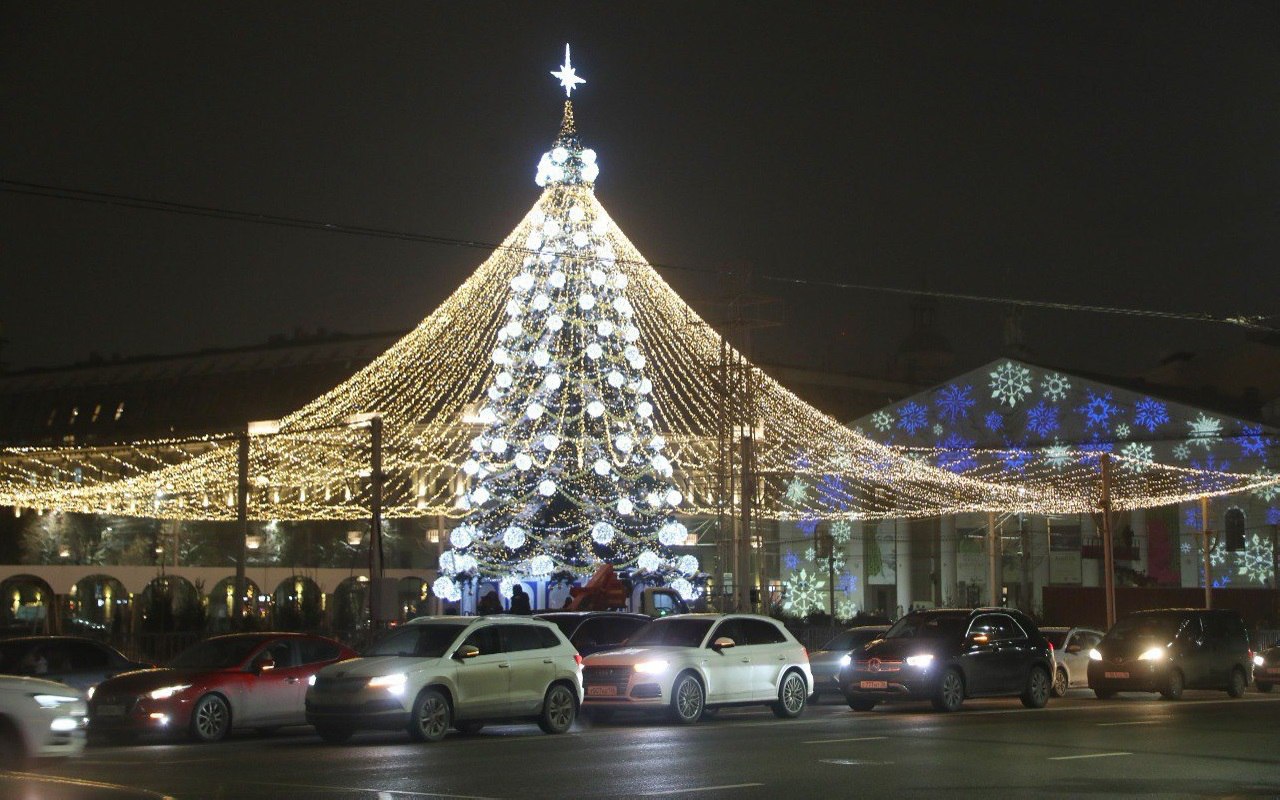 Новогоднюю площадь Ленина открыли для посещения