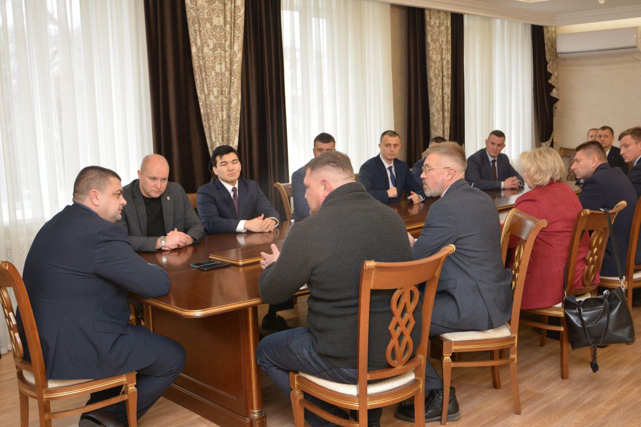 Встретился с участниками и ветеранами СВО, которые проходят обучение в рамках кадровой программы «Герои земли Воронежской» Встретился с участниками и ветеранами СВО, которые проходят обучение в рамках кадровой программы «Герои земли Воронежской»