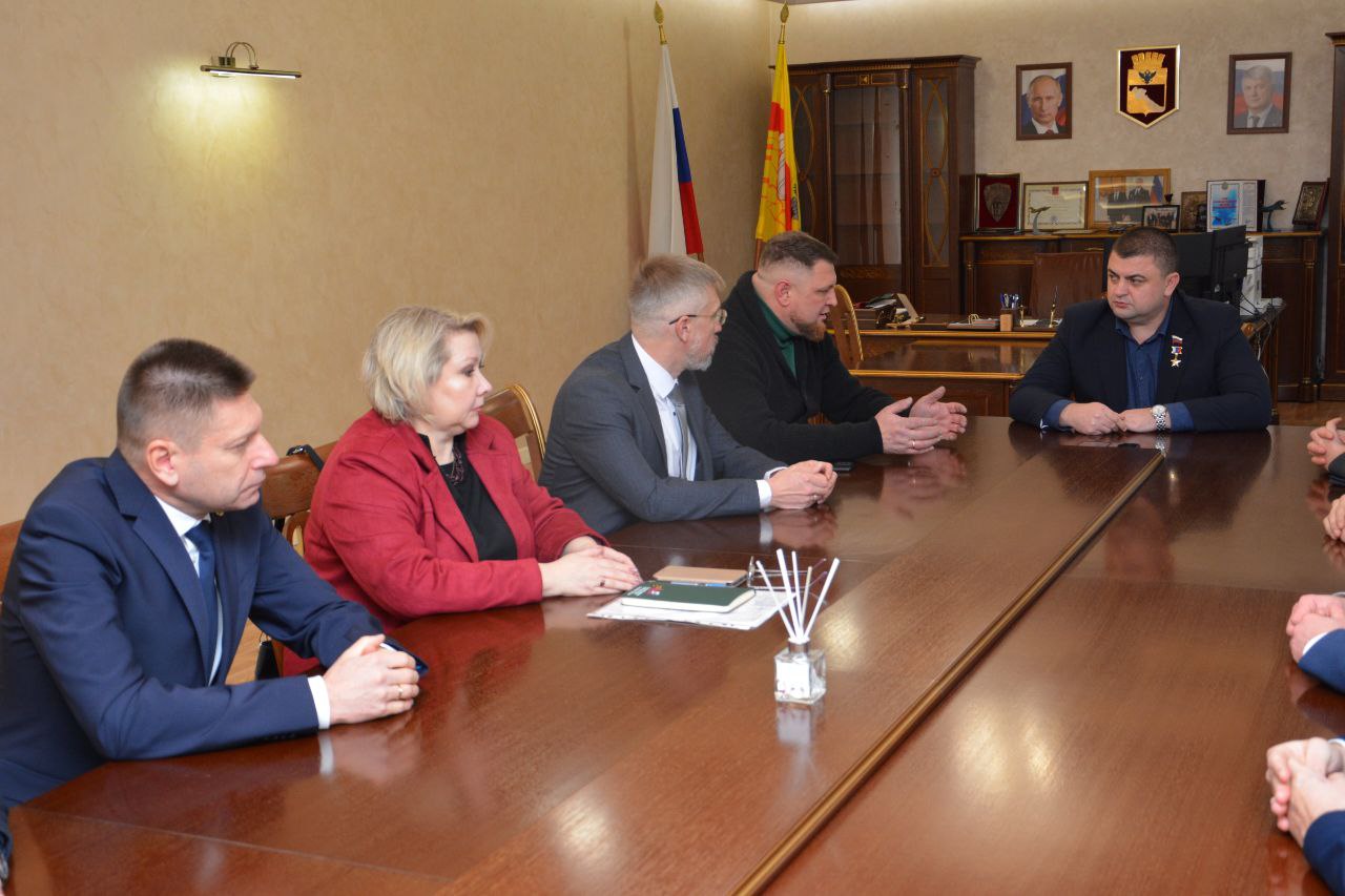 Встретился с участниками и ветеранами СВО, которые проходят обучение в рамках кадровой программы «Герои земли Воронежской» Встретился с участниками и ветеранами СВО, которые проходят обучение в рамках кадровой программы «Герои земли Воронежской»