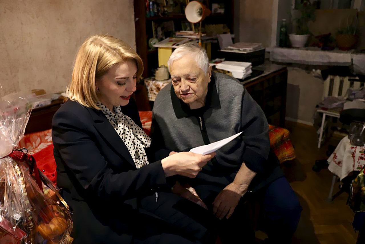 Министр внутренней политики Воронежской области вручила новогодний подарок ветерану Дмитрию Филонову Министр внутренней политики Воронежской области вручила новогодний подарок ветерану Дмитрию Филонову