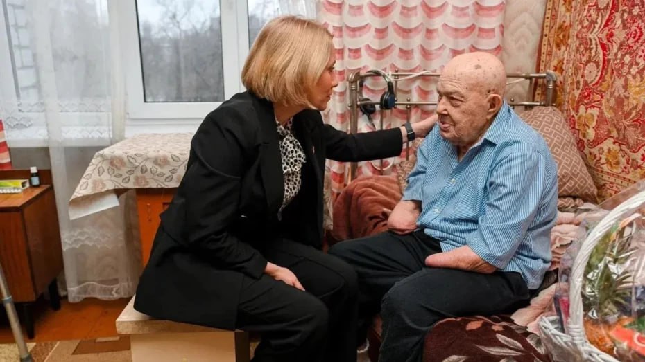 Министр внутренней политики Воронежской области вручила новогодний подарок ветерану Дмитрию Филонову