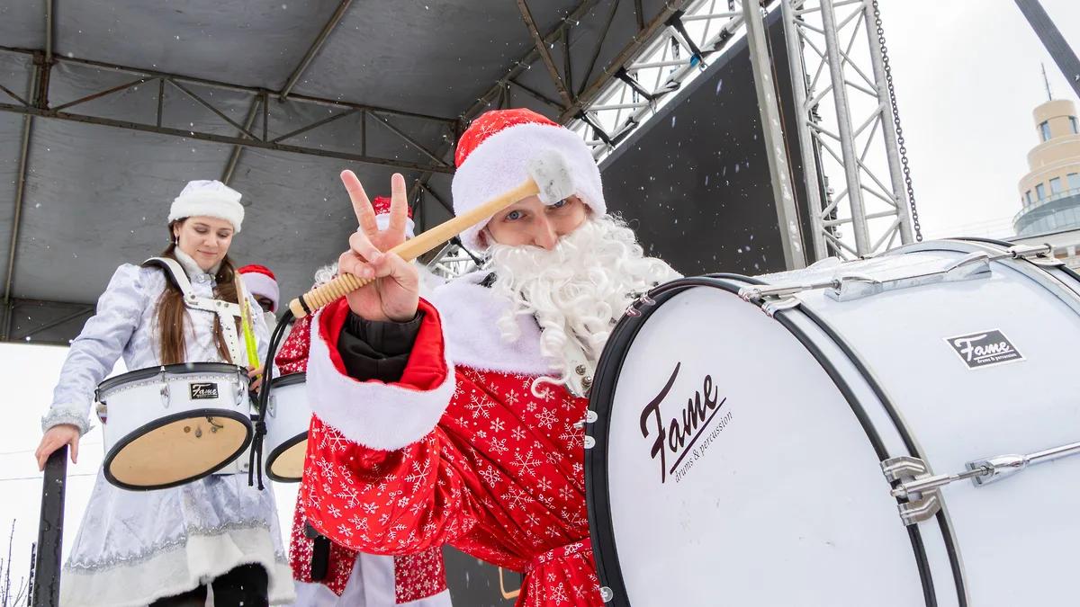 В Воронеже после шестилетнего перерыва прошел парад Дедов Морозов В Воронеже после шестилетнего перерыва прошел парад Дедов Морозов