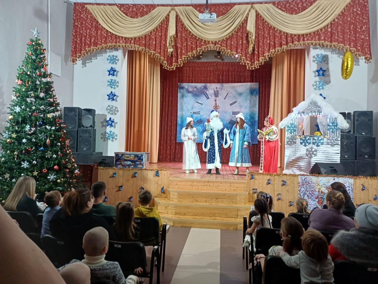 В преддверии Нового года в микрорайонах моего округа прошли Новогодние ёлки В преддверии Нового года в микрорайонах моего округа прошли Новогодние ёлки