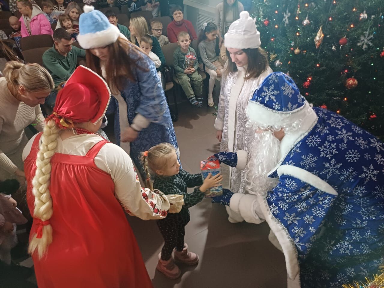 В преддверии Нового года в микрорайонах моего округа прошли Новогодние ёлки В преддверии Нового года в микрорайонах моего округа прошли Новогодние ёлки