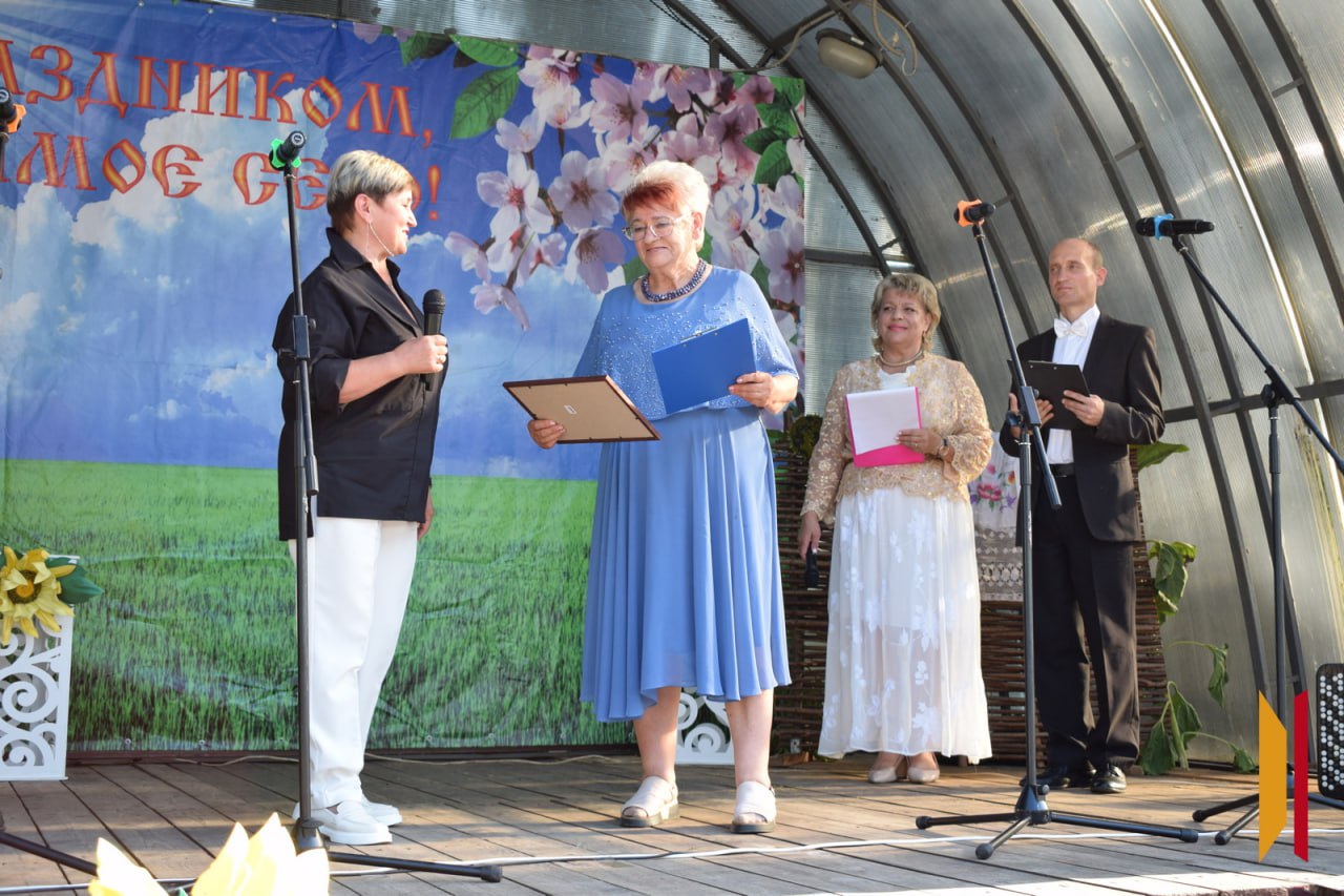 «Идешь во власть, думай прежде всего о людях»: лучший глава хохольского села рассказала о напутствии, которое ей дала мама четверть века назад «Идешь во власть, думай прежде всего о людях»: лучший глава хохольского села рассказала о напутствии, которое ей дала мама четверть века назад