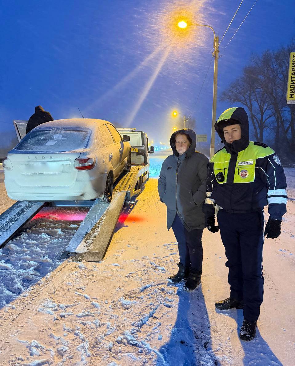 В сложных погодных условиях воронежские инспекторы обеспечили удачное завершение важной поездки к врачу для жительниц Астрахани