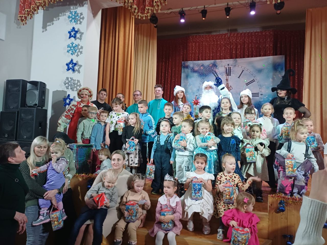 В преддверии Нового года в микрорайонах моего округа прошли Новогодние ёлки