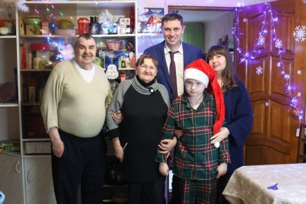 Сергей Петрин: Исполнил желания юных воронежцев — вручил Богдану горный велосипед, семье Никиты — Яндекс Станцию