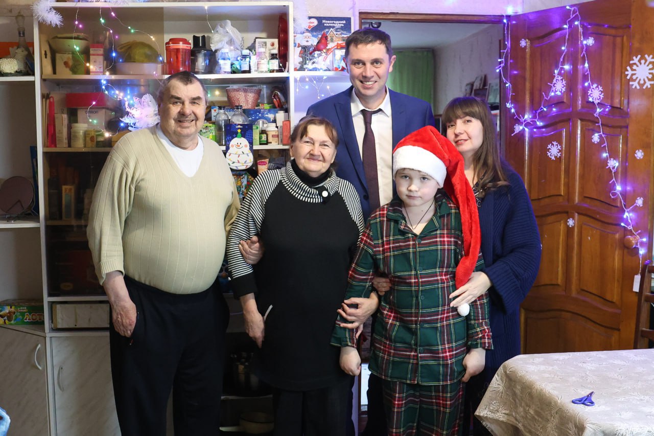 Сергей Петрин: Исполнил желания юных воронежцев — вручил Богдану горный велосипед, семье Никиты — Яндекс Станцию