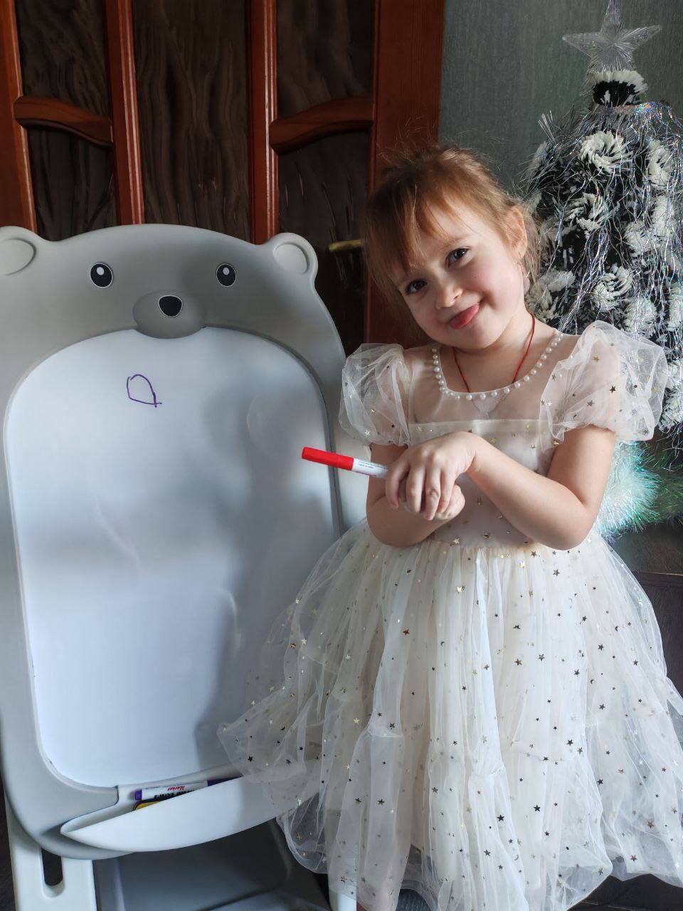 Личный состав аппарата директора и аппарата заместителей директора во главе с начальником Управления делами ФСИН России генерал-майором внутренней службы Дмитрием Шароватовым принял участие в благотворительной акции «Елка...