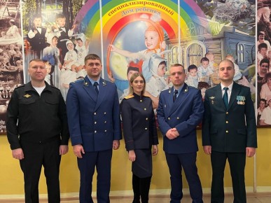 Новогоднее поздравление для самых маленьких: в Воронеже силовики привезли подарки дому ребенка