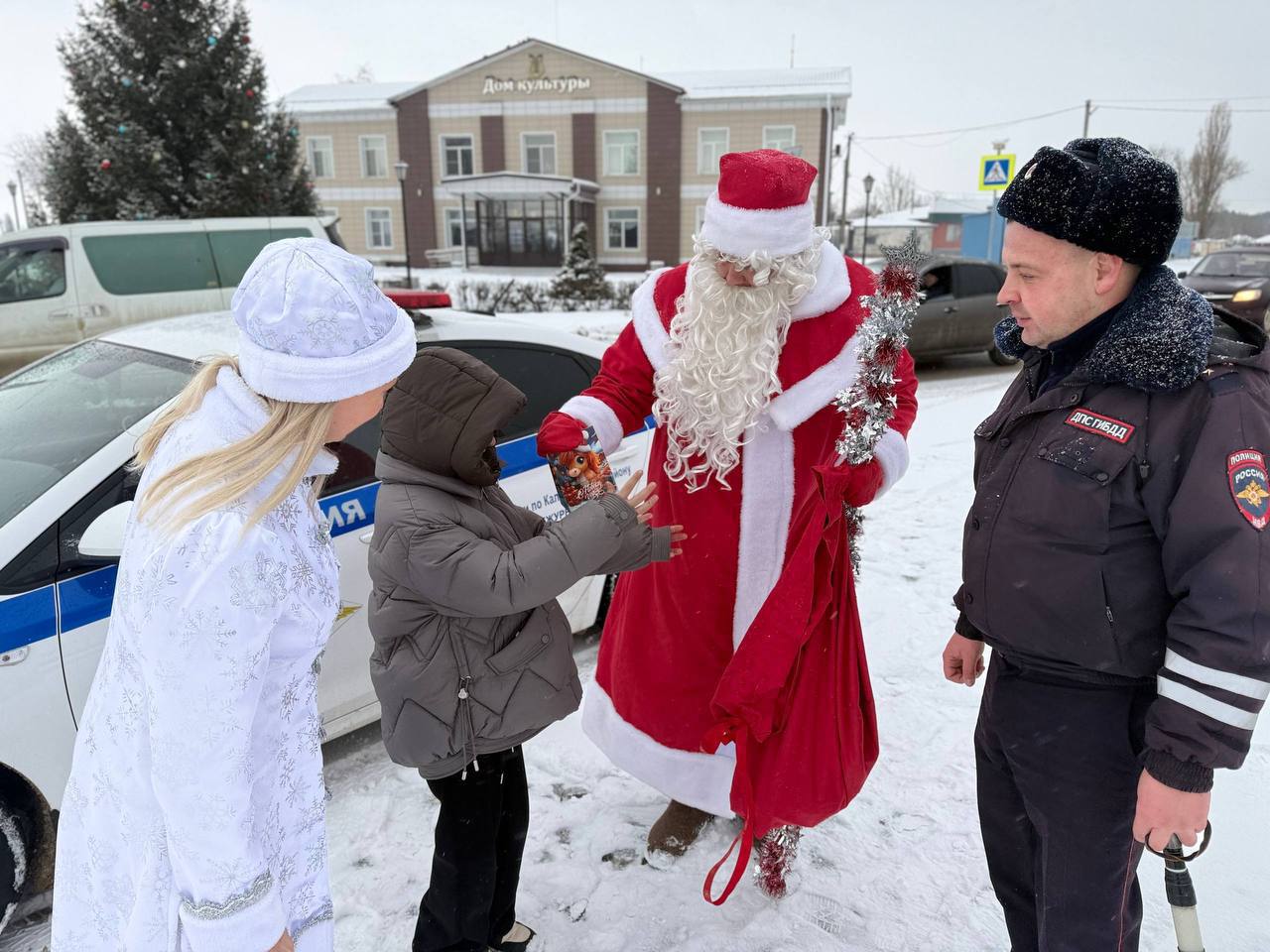 Полицейский Дед Мороз и госавтоинспекторы позаботились о безопасности детей на дорогах Калача Полицейский Дед Мороз и госавтоинспекторы позаботились о безопасности детей на дорогах Калача