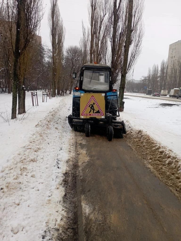 #уборка_Воронежа. Продолжается обработка противогололёдными материалами тротуаров на Московском проспекте, улице Хользунова, в сквере «Электросигнальный» #уборка_Воронежа. Продолжается обработка противогололёдными материалами тротуаров на Московском проспекте, улице Хользунова, в сквере «Электросигнальный»
