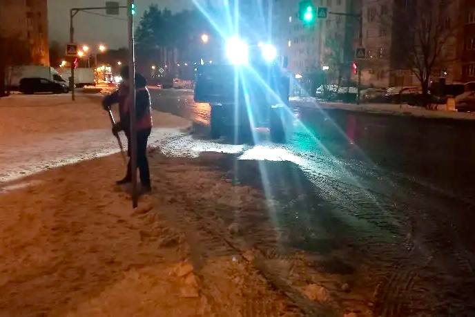 Комбинат благоустройства продолжает работать на улицах района Комбинат благоустройства продолжает работать на улицах района