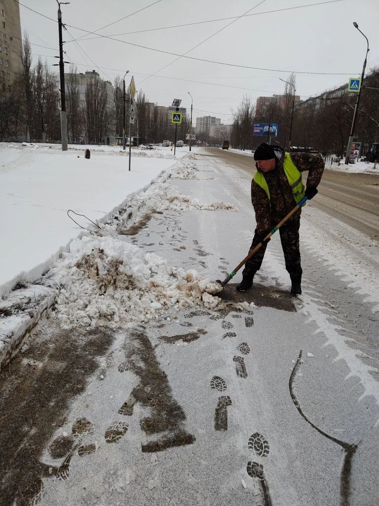 #уборка_Воронежа. Продолжается обработка противогололёдными материалами тротуаров на Московском проспекте, улице Хользунова, в сквере «Электросигнальный» #уборка_Воронежа. Продолжается обработка противогололёдными материалами тротуаров на Московском проспекте, улице Хользунова, в сквере «Электросигнальный»