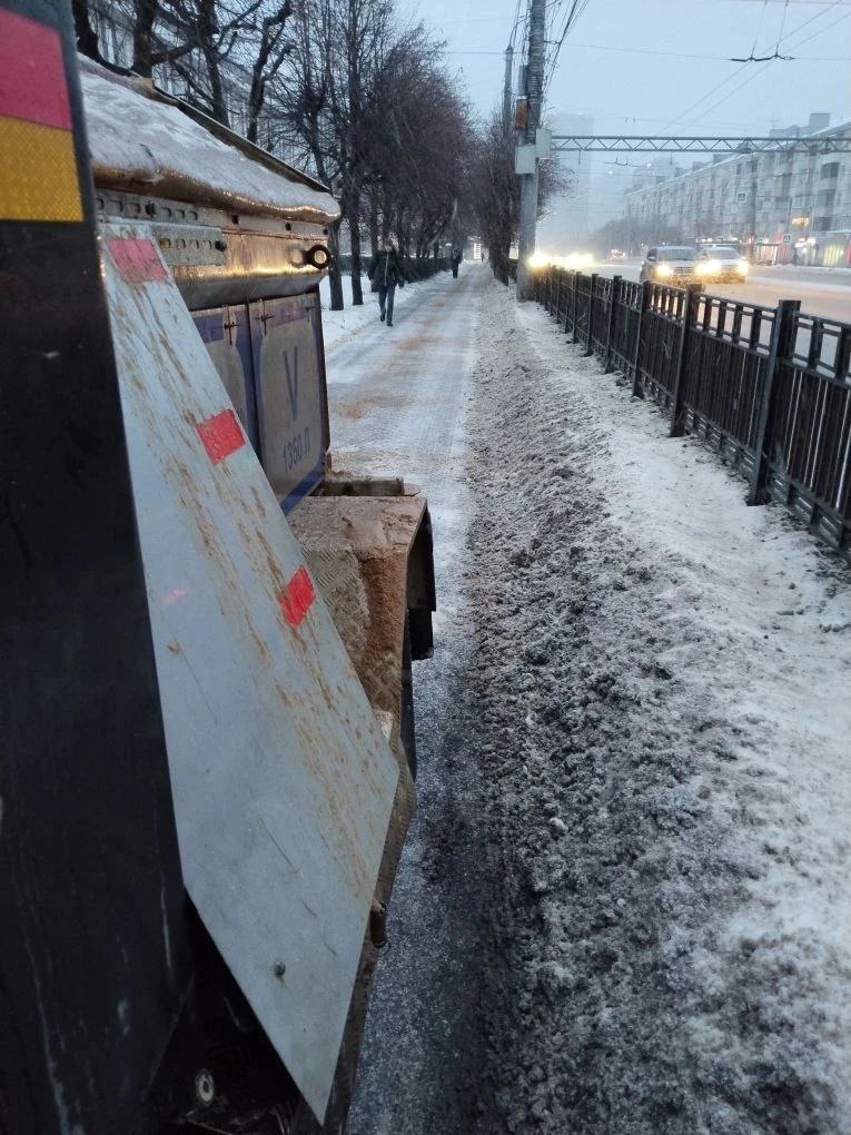 #уборка_Воронежа. Продолжается обработка противогололёдными материалами тротуаров на Московском проспекте, улице Хользунова, в сквере «Электросигнальный» #уборка_Воронежа. Продолжается обработка противогололёдными материалами тротуаров на Московском проспекте, улице Хользунова, в сквере «Электросигнальный»