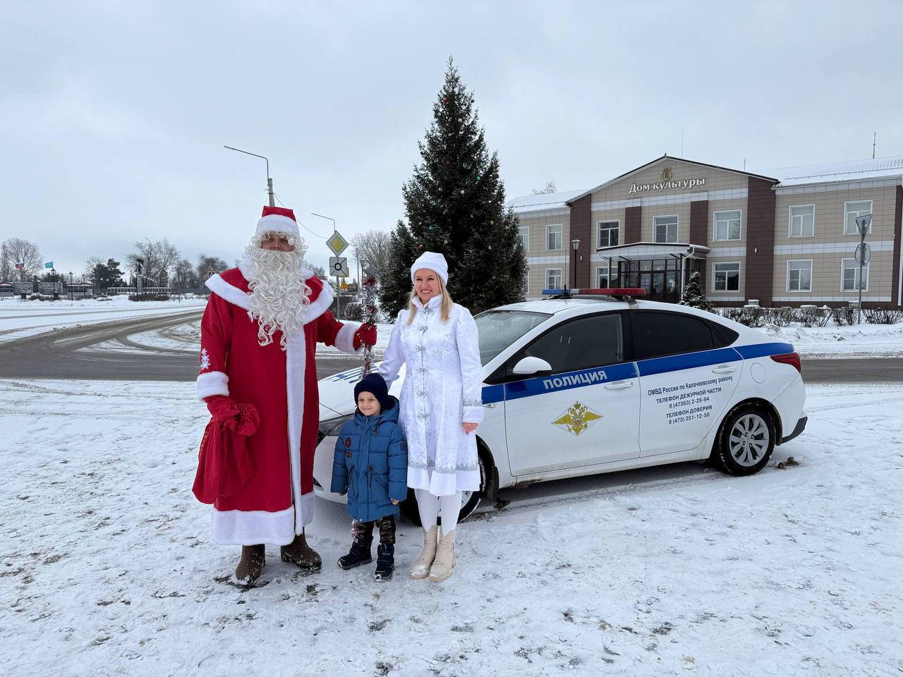 Полицейский Дед Мороз и госавтоинспекторы позаботились о безопасности детей на дорогах Калача Полицейский Дед Мороз и госавтоинспекторы позаботились о безопасности детей на дорогах Калача