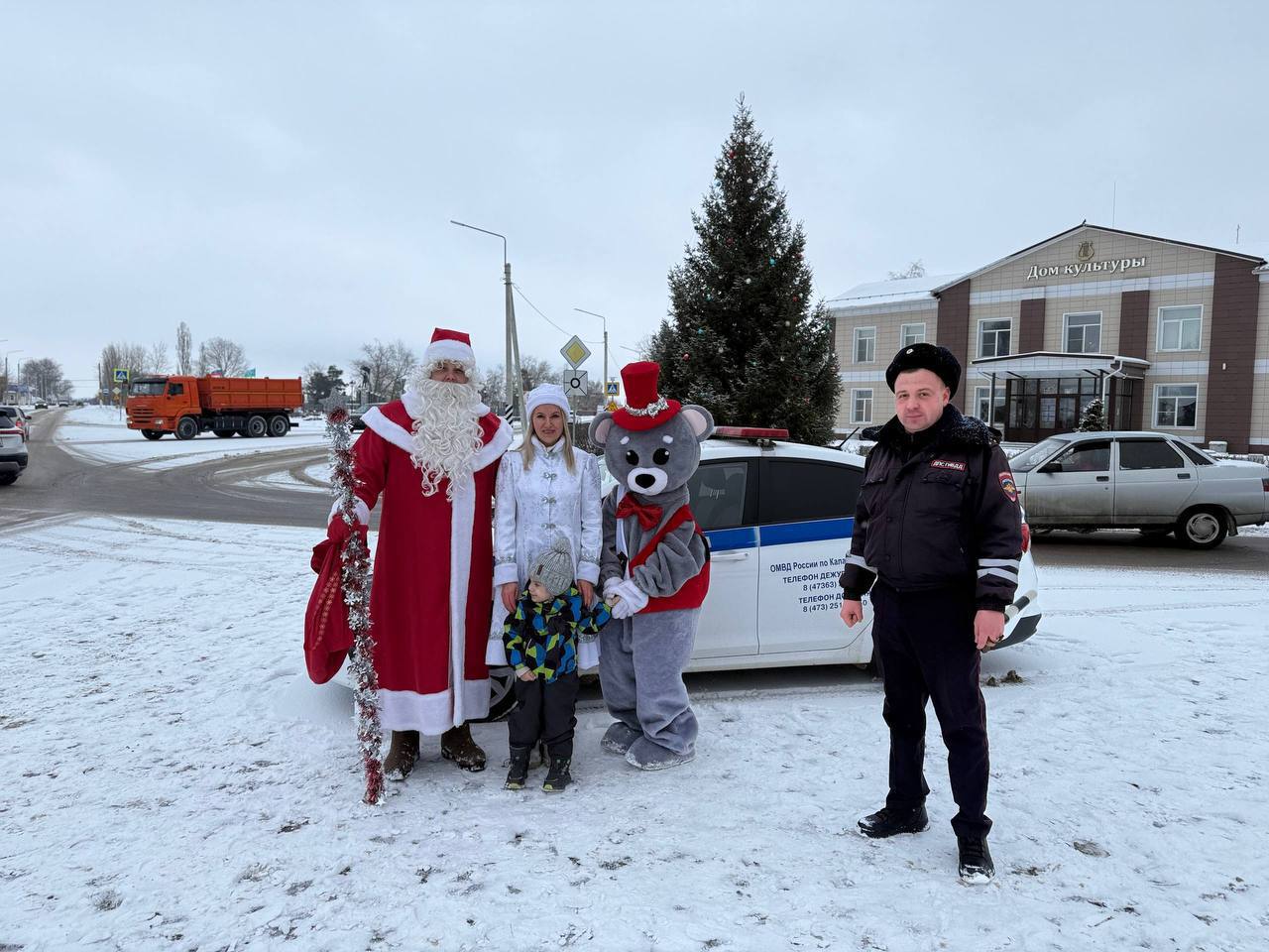 Полицейский Дед Мороз и госавтоинспекторы позаботились о безопасности детей на дорогах Калача