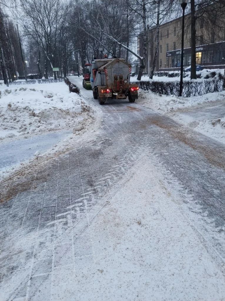 #уборка_Воронежа. Продолжается обработка противогололёдными материалами тротуаров на Московском проспекте, улице Хользунова, в сквере «Электросигнальный» #уборка_Воронежа. Продолжается обработка противогололёдными материалами тротуаров на Московском проспекте, улице Хользунова, в сквере «Электросигнальный»